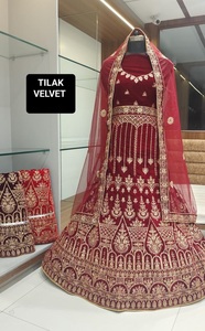 Meilleure vente couleur personnalisée velours Lehenga Choli avec travail brodé indien et pakistanais Collection de mariée et vêtements de fête - Product Image 3