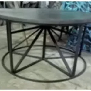 שולחן ברזל עגול מסוגנן עם פלטת עץ
