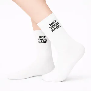 Chaussettes blanches unisexes imprimées avec le slogan 'Not Your Babe', respirantes pour un usage quotidien - Product Image 2