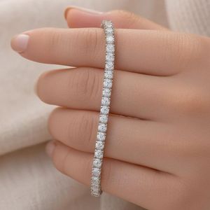 Elegante pulsera de tenis para mujer, Plata de Ley 925 con piedras de moissanita cortadas, ajuste de bisel, incrustaciones chapadas en rodio, regalo perfecto - Product Image 1