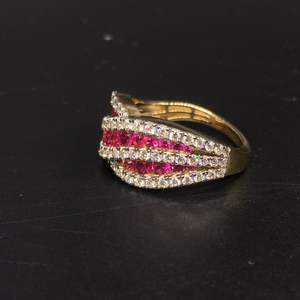 แหวนทองและเพชรที่งดงามด้วยการออกแบบคลื่นประดับด้วยเพชรสีชมพูและสีขาวที่แสดงออกถึงสไตล์และความหลงใหล - Product Image 2