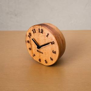 Reloj de mesa de madera complementa el diseño clásico y lo convierte en adecuado para entornos profesionales y personales. - Product Image 4