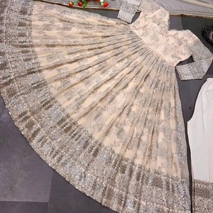 Nouveau bas de robe de soirée de créateur et Dupatta en travail de séquence de broderie et impression numérique avec tampon attaché - Product Image 1