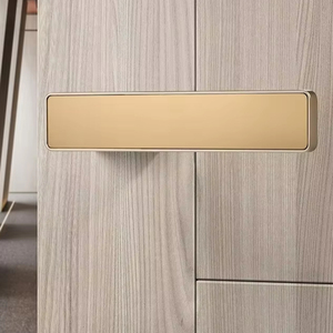 Manija de puerta dorada de nuevo estilo que agrega un toque elegante a las puertas de entrada Dormitorios u oficinas Ideal para interiores contemporáneos de la India - Product Image 1