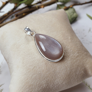 จี้รูปหยดน้ำประดับมูนสโตนในตัวเรือนเงินแท้ 925 |   ผู้จัดจำหน่ายเครื่องประดับขายส่ง - Product Image 1