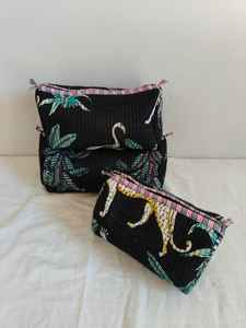 Ensemble de 3 trousses de maquillage matelassées en coton et étuis avec sac de voyage - Organisateur imprimé jungle noir - Product Image 4