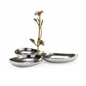 Cuenco triple martillado de aluminio con diseño de flores doradas, perfecto para decoración y servicio de mesa de restaurante de Hotel de frutas secas - Product Image 1