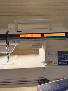 Modèle H-u-s-q-v-a-r-n-a V-i-k-i-n-g # Machine à broder et accessoires pour le 300e anniversaire, prêts à la vente - Product Image 5