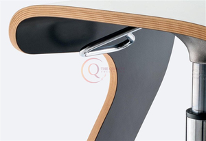 Taburete de Bar minimalista moderno con asiento de madera curvo y soporte único en forma de Z. Una adición elegante a cualquier espacio. - Product Image 4