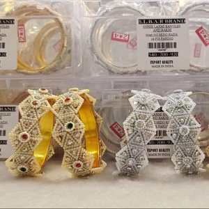 Élégant ensemble de bracelets Rajwadi pour femmes vêtements de mariée bracelets en métal cloutés en pierre offerts en différentes options de couleur pour les festivals - Product Image 1