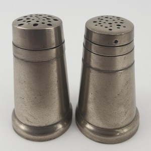 Moulin à Sel et à Poivre Décoratif en Acier Inoxydable Martelé, Bronze Antique, Patine Artisanale, Conçu pour la Décoration - Product Image 4