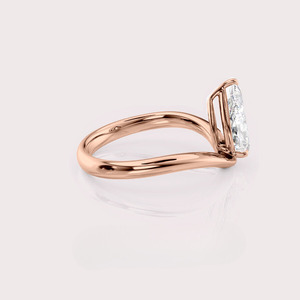 Anillo de Compromiso con Diamante Cultivado en Laboratorio con Certificación IGI, Corte Pera, Oro Amarillo/Rosa y Amarillo de 9K, Diseño Cruzado - Product Image 3