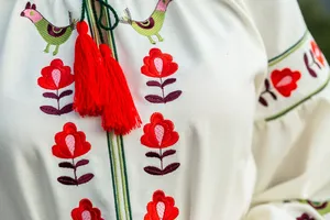 ชุดเดรสปักลายพื้นบ้านมิดิสีขาวแบบดั้งเดิมชุดเดรสสไตล์โบฮีเมียนคอตตอนผ้าลินินสไตล์ยูเครนชุดเดรสโบฮีเมียนลายดอกไม้สำหรับงานหมั้น - Product Image 5