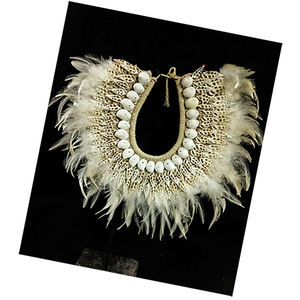 Coquillages coupés et plumes blanches pour la création de bijoux et la décoration, motif ethnique - Product Image 3