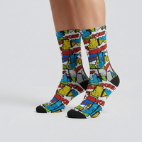 Chaussettes décontractées personnalisées anti-bactériennes Coolmax imprimées numériquement aux couleurs printanières, fabriquées à Istanbul, Turquie, avec logo sur le corps du chaussette.