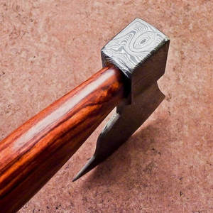 Hache de style traditionnel en acier de Damas, tête en acier à motif artisanal avec manche en bois lisse pour le camping, l'utilité et l'exposition - Product Image 3