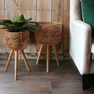 Macetas de mimbre tejidas para interiores/exteriores con patas de soporte de madera jardín balcón decoración del hogar incluye cestas y bolsas de lavandería - Product Image 1