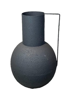 Florero de hierro y metal de estilo antiguo con grabado elaborado y detalles finos para una decoración llamativa en diseños clásicos para el hogar - Product Image 4