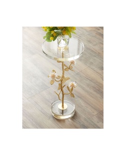 Table basse ouverte en aluminium de conception florale avec le dessus en verre approprié aux espaces d'événement ou aux environnements de vie chics - Product Image 6