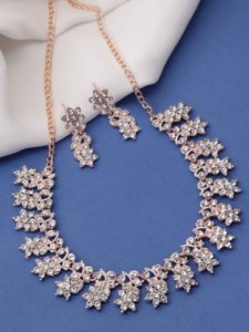 Collar de gargantilla de cadena de eslabones con tachuelas de perlas y diamantes chapados en oro clásico para compromiso o regalo de pétalos frondosos - Product Image 2
