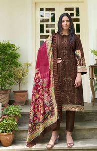 Collection de costumes Sal-war en pur coton avec broderie lourde de style imprimé pakistanais en vente en ligne - Product Image 4