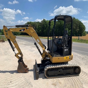 Miniexcavadoras CAT compactas 302 CR diseñadas para paisajismo de construcción a pequeña escala y trabajos de utilidad con fácil operación - Product Image 3