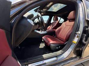 Voiture de sport 3 Series certifiée 2024, faible kilométrage, sièges en cuir, toit ouvrant panoramique, caméra arrière 360°, 400+ ch, état impeccable - Product Image 2