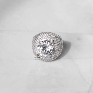 Disfrute de la opulencia de nuestro anillo Hip Hop de Plata de Ley 925 con una lujosa exhibición de diamantes de corte redondo cultivados en laboratorio - Product Image 1