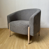 Fauteuil d'Angle Scandinave Moderne Gris en Tissu, Pieds en Bois Naturel, Fauteuil d'Appoint Style Milieu de Siècle pour Salon