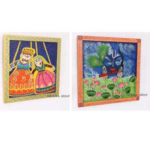 Panneau Radha Krishna en bois peint à la main conçu et fabriqué de manière complexe - Product Image 3