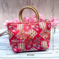 Sacs à main imprimés Patola Sacs à main de soirée, sac fourre-tout Faveurs de mariage indien Retour Cadeau Sac à main avec grand sac de créateur brodé