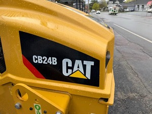 Rodillo de carretera compactador barato CAT CB24B en stock - Product Image 2