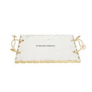 Bandeja para servir hecha de mármol de calidad superior con aspecto atractivo en forma de rectángulo con borde chapado en oro y asas de diseño de flores - Product Image 3