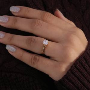 Anillo Clásico de Circonita de 1.03 Quilates, Corte Radiante, Oro Amarillo de 14K para Compromisos y Bodas - Product Image 3