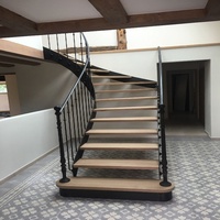 Escalier en bois flottant moderne et minimaliste pour intérieur, avec éclairage LED intégré et marches en bois massif, idéal pour villa