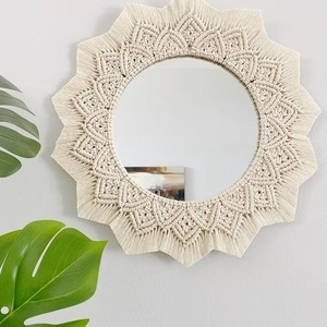 Support suspendu unique pour miroir en macramé fait à la main, organisateur mural décoratif en coton tissé Boho pour les espaces d'accent à la maison - Product Image 1