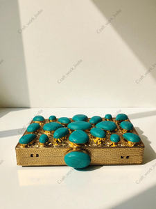 Bolso de Mano Tipo Clutch de Latón con Piedras Preciosas de Turquesa Hechas a Mano, con Cabujones Azules Naturales, Marco de Metal Martillado y Diseño de Carcasa Rígida - Product Image 4