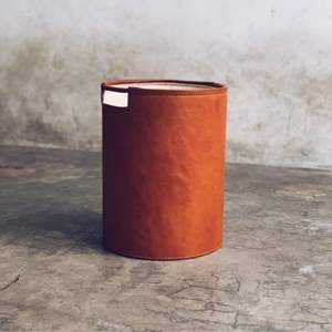 Cesta de almacenamiento de cuero cilíndrica hecha a mano Diseño artesanal con asas resistentes Asas integradas Hecho a mano de Indonesia - Product Image 5