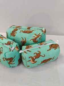 ชุดกระเป๋าเครื่องสำอางผ้าฝ้ายลายเสือดาว 3 ใบ พร้อมซิป น้ำหนักเบา เหมาะสำหรับการเดินทางและจัดระเบียบ จากราชสถาน - Product Image 2