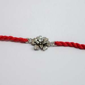 Rakhi de Plata 925 con Forma de Flor, Regalo para Hermanas - Product Image 2