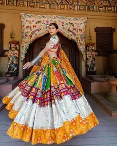 Tenue de festival indien beurre lourd miroir en soie travail à la main impression numérique Lehenga Choli & avec impression et travail à la main dentelle Dupatta - Product Image 2