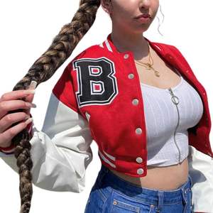 Veste universitaire courte rouge tendance avec broderie, tissu doux et lettrage élégant, parfaite pour la mode streetwear - Product Image 4