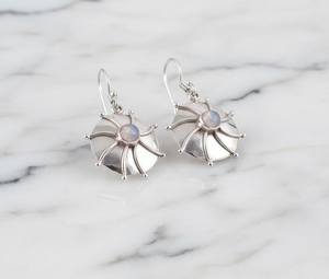 Boucles d'oreilles clous étoile en pierre de lune arc-en-ciel, médaille céleste en argent sterling, pierre de naissance de juin, plaqué or, bijoux mignons - Product Image 1