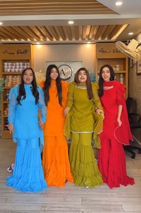 Costume Sharara de style pakistanais Haseens Mushk avec broderie lourde et travail de la pierre Costume Gharara de créateur pakistanais avec Dupatta - Product Image 2