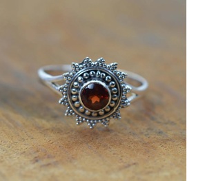 แหวนโกเมนสีแดง925อัญมณีธรรมชาติทำด้วยมือเครื่องประดับที่สง่างามสำหรับผู้หญิง - Product Image 1