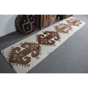 Alfombra Turca de 2.7x11.5 pies, Alfombra Vintage, Alfombra Floral Marrón y Blanca - Product Image 1