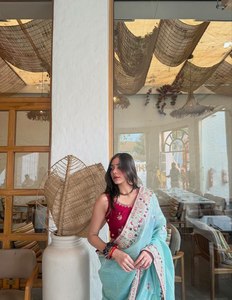 Sari de Diseñador de Color Azul Cielo en Tela de Seda Pura con Codificación C en el Pallu, 5.5 Metros de Largo, con Blusa en Contraste para Bodas - Product Image 4