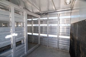 Remorque pour bétail de qualité supérieure, 14 pieds, trois essieux, 3500 kg de masse brute, avec portes centrales amovibles - Product Image 4