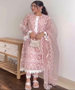 Kurta con Bordado Chinon, Dupatta y Pantalón en Estilo Tradicional Salwar Kameez - Product Image 1