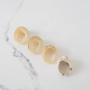 แหวนเขาควายขัดเงา เครื่องประดับงานเลี้ยง สำหรับงานแต่งงาน งานครบรอบ ขายดี สีธรรมชาติ - Product Image 1